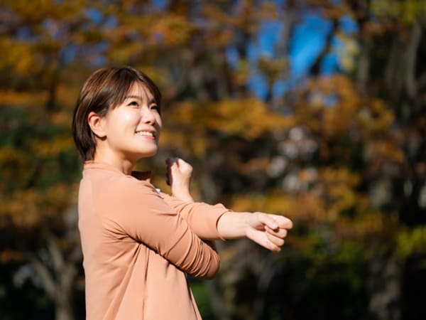 ストレッチをする女性